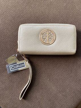 Women’s Cee Klein Zip Around Wristlet Makeup Bag New With Tag Color Soft Gold